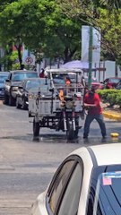 Sujeto que apaga el incendio de una motocicleta con una Coca-Cola