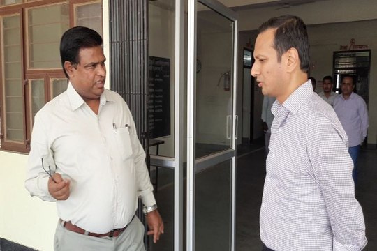 मालाखेड़ा उपखंड मुख्यालय पर औचक निरीक्षण करने पहुंचे कलेक्टर आशीष गुप्ता
