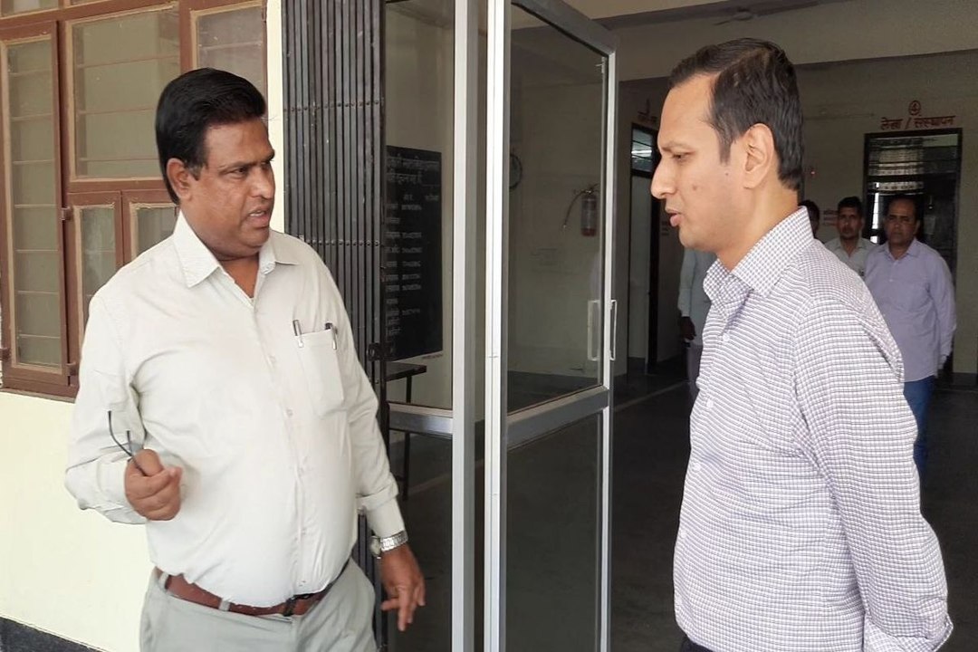 मालाखेड़ा उपखंड मुख्यालय पर औचक निरीक्षण करने पहुंचे कलेक्टर आशीष गुप्ता