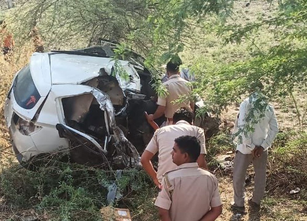 Video : राजमार्ग पर ट्रोले व कार में भिड़ंत, हादसे में दो जनों की मौत, 3 घायल