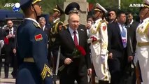 Putin in Cina, depone fiori al monumento ai martiri dell'Armata Rossa ad Harbin