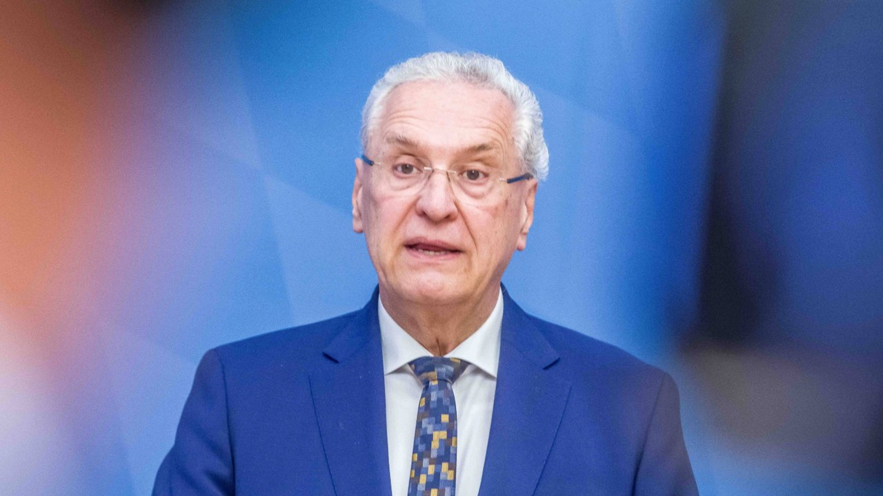 Bayerns Innenminister schätzt Terrorgefahr zur EM höher ein als zur WM