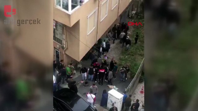 İki grup arasında çıkan kavgada tekme ve yumruklar havada uçuştu