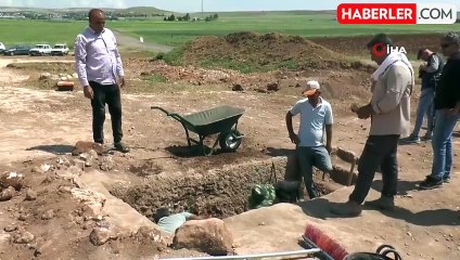 Tharsa Antik Kentte İki Boğa Başı Bulunan Mezar Bulundu