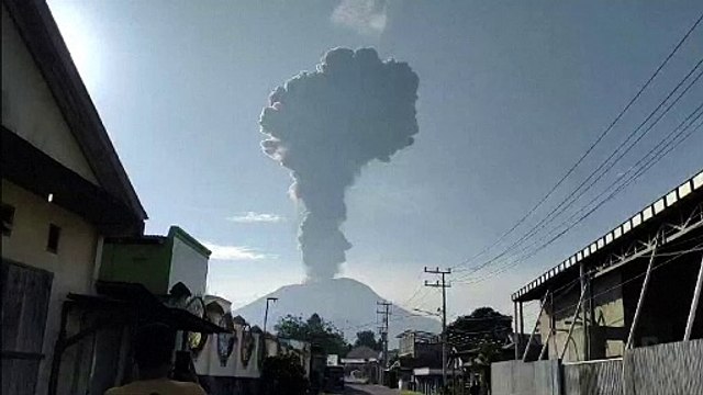 ثوران بركان في إندونيسيا يجبر المئات على مغادرة قراهم