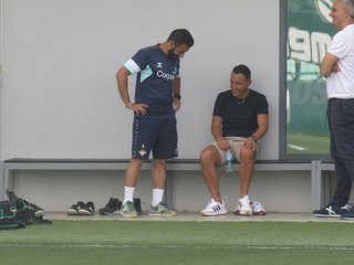 Andrés Guardado visita a sus compañeros
