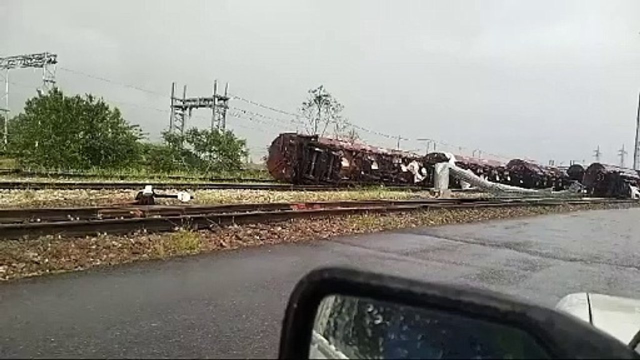 Tromba d'aria nel Mantovano rovescia un treno merci: il video incredibile
