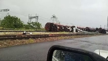 Tromba d'aria nel Mantovano rovescia un treno merci: il video incredibile