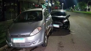 Condutor abandona Fiesta após atingir Chery estacionado na Avenida Carlos Gomes