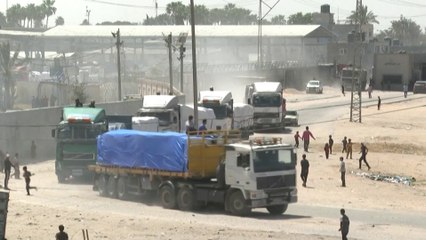 تفريغ الحمولة الأولى من المساعدات عبر الرصيف العائم في غزة