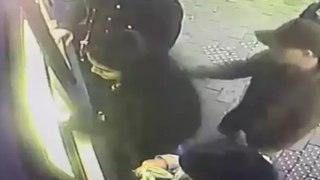 ATM'den para çeken turistleri yardım etme bahanesiyle dolandıran 3 şüpheli kamerada