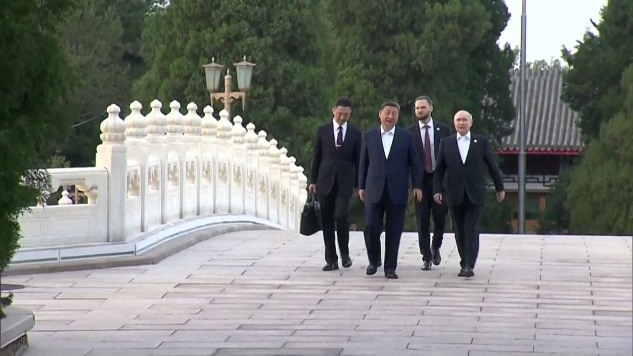 Passeggiata in un parco di Pechino Xi Jinping e Vladimir Putin