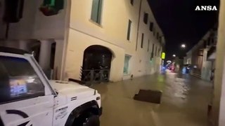 Maltempo in Veneto, a Castelfranco strade sommerse dall'acqua