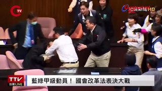 Tayvan Meclisi'nde 'reform' kavgası!