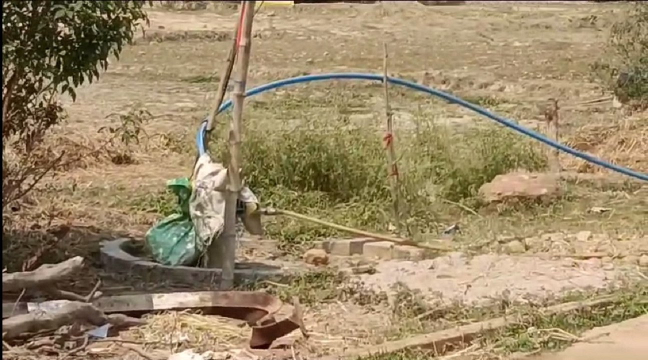 ये कैसी दबंगाई-सरकारी हैंडपंप पर किया कब्जा, पानी के लिए परेशान हो रहे ग्रामीण
