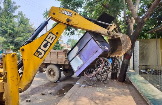 कार्रवाई-अस्पताल परिसर से हटाया गया अतिक्रमण,कुछ ठेलों को किया जब्त तो कुछेक दुकानों को हटाया