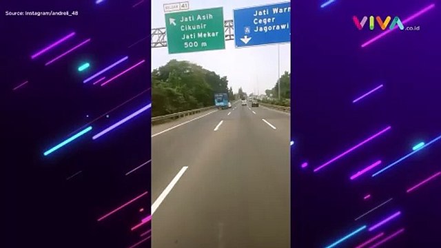 BAK FILM AKSI! Mobil Polisi vs Truk Kejar-kejaran di Tol