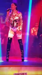 Tuğba Ekinci sahneye jartiyerle çıktı