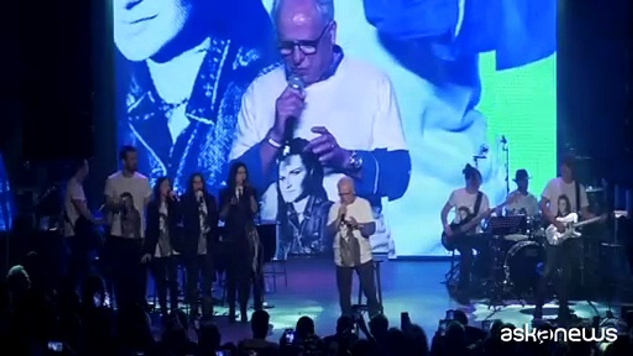 Laura Pausini, il party a Milano per i 50 anni. Con la figlia Paola e tanti amici