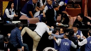 Tayvan Meclisi'nde 'reform' kavgası: İktidar partili, reform tasarısının geçmesini engellemek için oylama kağıdını alıp kaçtı