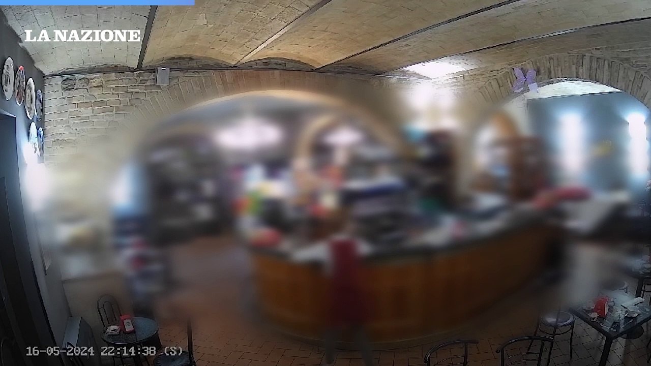 Terrore nel bar, minaccia la commessa con le forbici