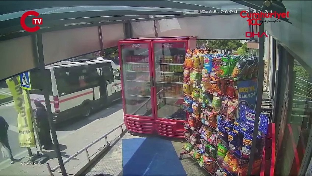 Yolun karşısına geçmeye çalışırken motosiklet çarptı
