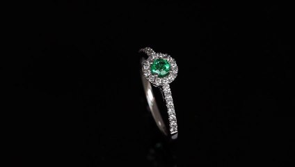 Anello con smeraldo taglio tondo brillante da 0.22 ct della Gioielleria Casavola di Noci