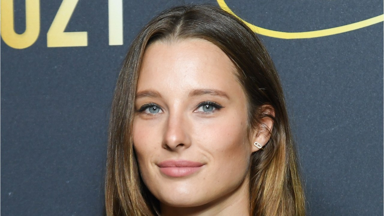 GALA VIDEO - Ilona Smet a 29 ans : sa mère Estelle Lefébure et sa soeur Emma partagent d’adorables souvenirs