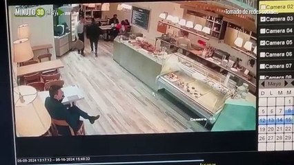 En 20 segundos, ladrón le apuntó con arma de fuego a hombre y le quitó lujoso reloj