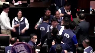 Tayvan meclisinde yumruklar konuştu! Bir milletvekili belgeleri alıp kaçtı