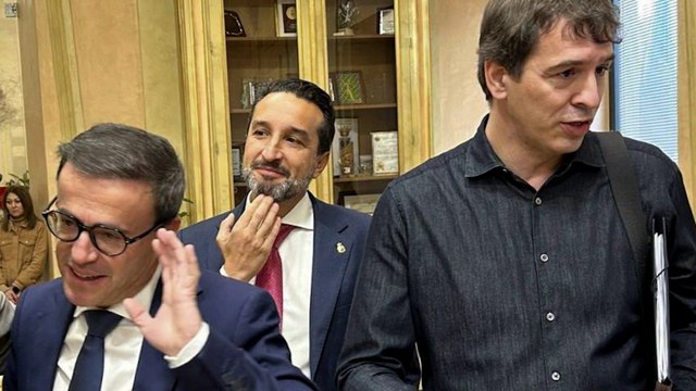 El líder del PSOE extremeño quita importancia a que el hermano de Sánchez tribute en Portugal: 