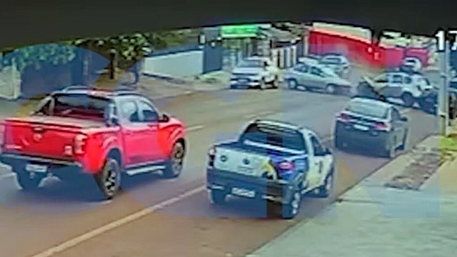 Câmera flagra motorista embriagado invadindo pista contrária e causando acidente na Rua Souza Naves