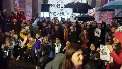 Docentes en la legislatura misionera: "Rovira, cobarde, la cosa está que arde"