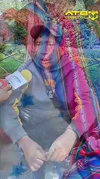 Don Rolando, lustra calzados acompañado de su pequeño bebé de siete meses