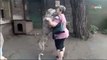 Una mujer rompe a llorar al encontrar a su perro tras dos años de búsqueda (vídeo)