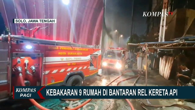 Kebakaran 9 Rumah di Bantaran Kereta Api Solo, Petugas Damkar Sempat Kesulitan Akses Lokasi
