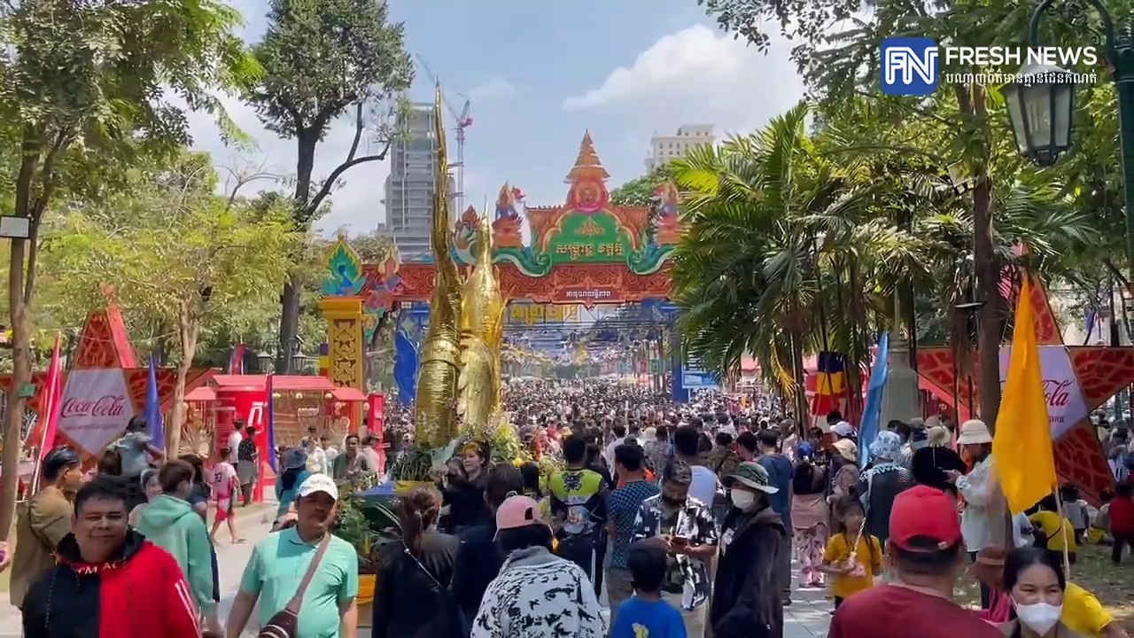 ទិដ្ឋភាពបងប្អូនប្រជាពលរដ្ឋបន្តមកលេងកម្សាន្តយ៉ាងច្រើនកុះករ  នៃព្រឹត្តិការណ៍ សង្រ្កាន្ត វត្តភ្