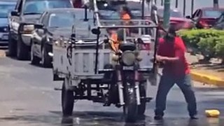 Video: Así fue el momento en el que se usó una gaseosa para apagar el incendio de una moto