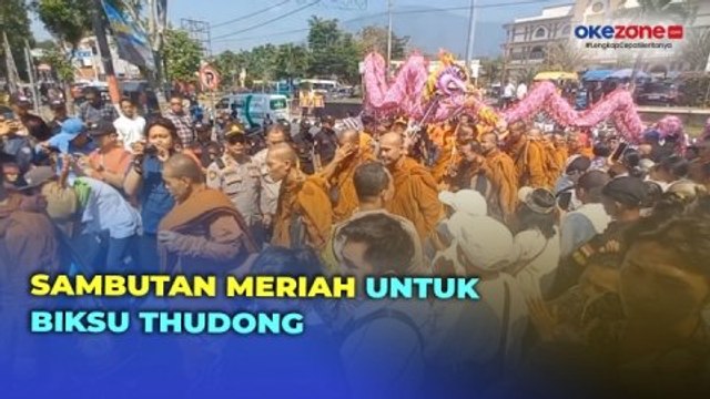 Puluhan Biksu Gelar Ritual Thudong ke Candi Borobudur, Dapat Sambutan Warga saat Melintas Semarang