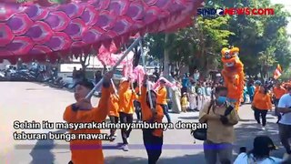 Warga Sambut Meriah Biksu Thudong saat Melintas Semarang