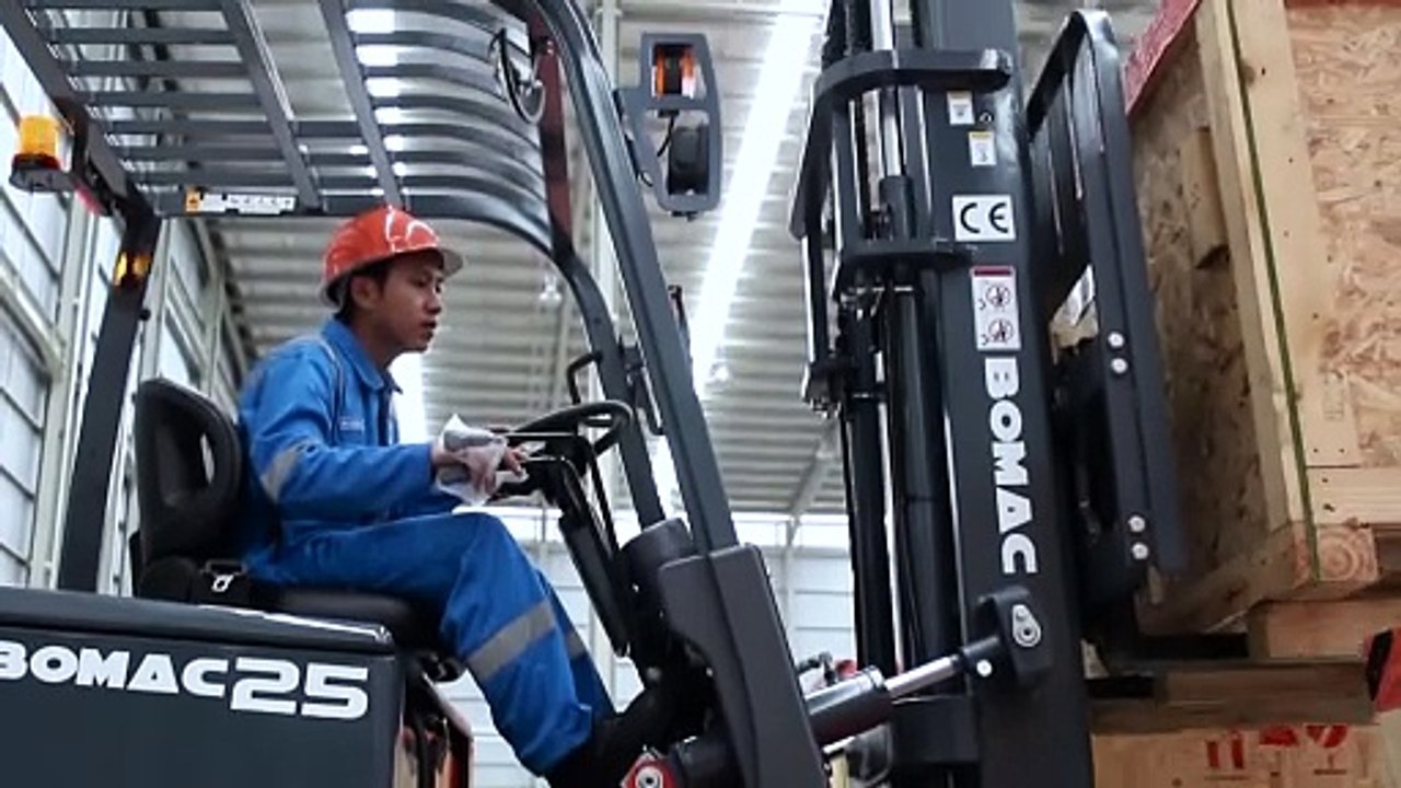 JUAL FORKLIFT ELECTRIC KUAT,TIDAK BISING DAN TANPA EMISI | BOMAC FORKLIFT