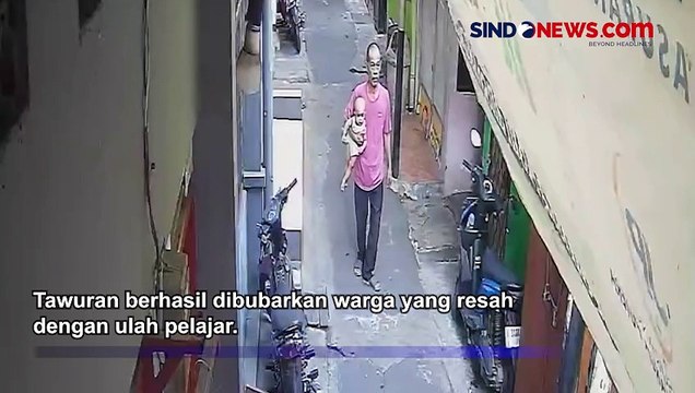 Terekam Kamera, Pelajar Tawuran dengan Senjata Tajam di Dalam Gang Matraman