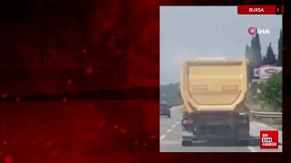 Bursa'da bir kamyon, dorsesindeki kumları yola dökerek ilerledi