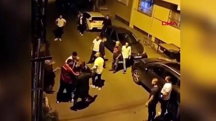 Bağcılar'da iki aile üyelerinin kemerli sopalı kavgası kamerada