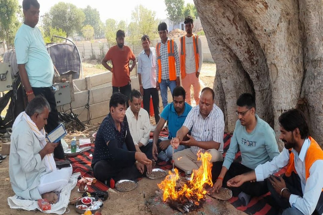 दिल्ली-मुम्बई एक्सप्रेस वे पर दुर्घटना शान्ति के लिए किया हवन यज्ञ, देखें वीडियो