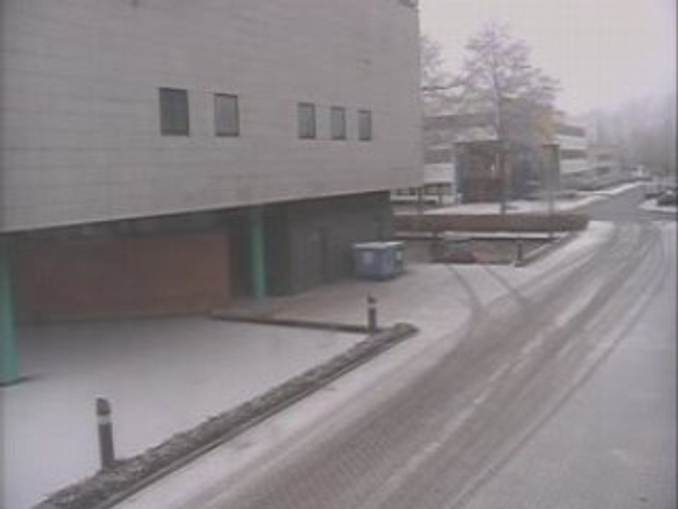 Régis cherche une place de parking