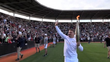 JO Paris 2024 : Antoine Dupont allume le chaudron avec sa flamme dans un stade Ernest-Wallon en fusion