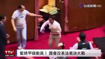 Taïwan : Regardez cette scène surréaliste au parlement, cette nuit, avec une bagarre entre députés et un d'entre eux qui prend la fuite avec des documents et tente de sortir du bâtiment !