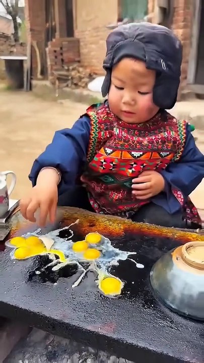 Chinese burger Grandpa and grandson cooperate in making food