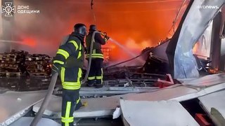 شاهد: حريق هائل في أوديسا في غارات جوية روسية أسفرت عن مقتل شخص وإصابة آخرين